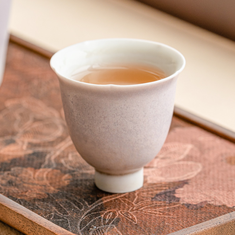 Cốc chủ nhân biến đổi lò Macaron màu tím quyến rũ chân cao hoa thần cốc trà cốc trà gốm sứ gia dụng cốc trà bộ trà Kung Fu