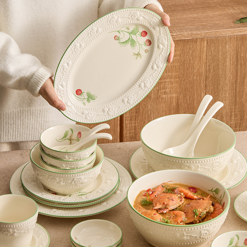 Bộ bát đĩa dâu tây chạm nổi, bát đĩa gia dụng, bộ bát đĩa gốm sứ giá trị cao, bộ bát đĩa tân gia, bộ đồ ăn quà tặng nhà mới
