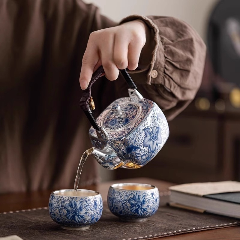 Bộ ấm chén trà Kung Fu cao cấp năm 2025, chất liệu gốm sứ, họa tiết hoa sen xanh trắng, mạ vàng mới.