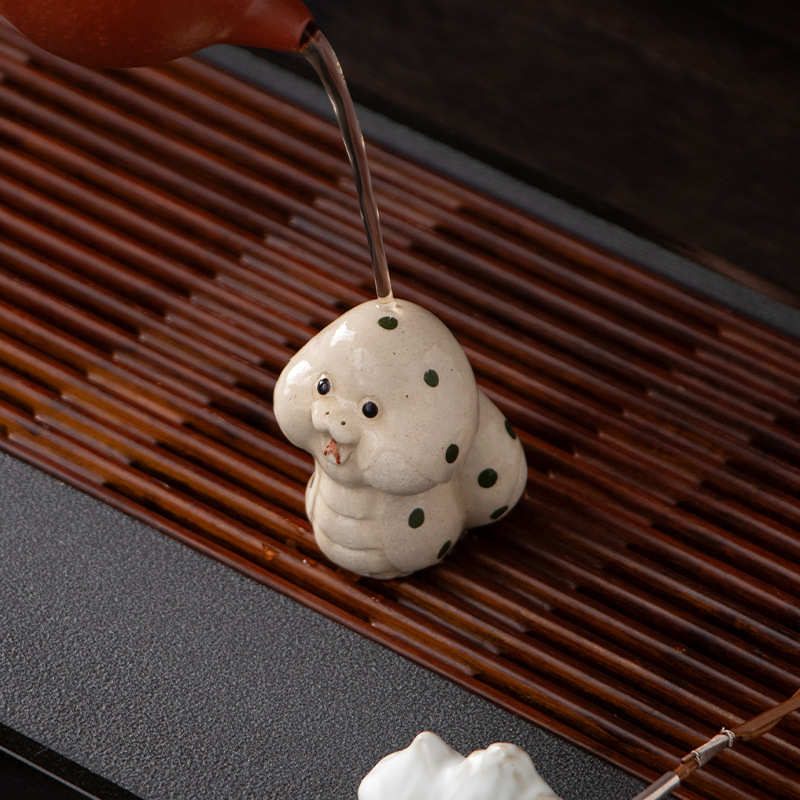 Yixing quặng thô tử sa trà vật nuôi rắn hoàng đạo rắn sáng tạo dễ thương bàn trà bàn trà bàn trà đồ trang trí chơi trà