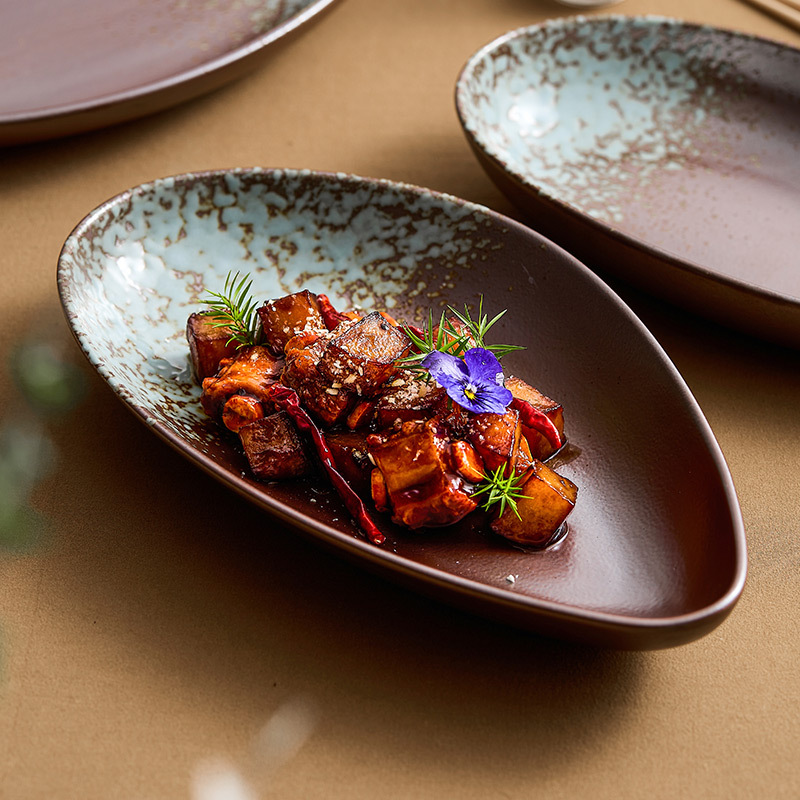 Đĩa cổ điển Dehua Đĩa thực phẩm Đĩa hình bầu dục có hình dạng đặc biệt Món ăn phân tử cảm giác cao cấp Nhật Bản Bộ đồ ăn Đĩa gốm Đĩa cá