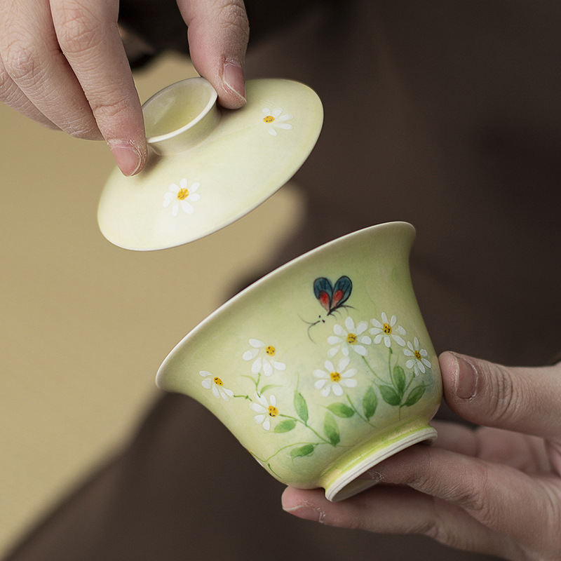Bộ ấm chén trà gốm sứ phong cách hiện đại đơn giản, kiểu dáng Ins, họa tiết hoa cúc vẽ tay dưới men, kiểu dáng chén phủ men.