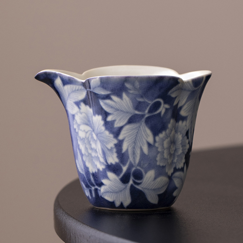 Cốc công bằng gốm sứ màu xanh và trắng Yuan cổ