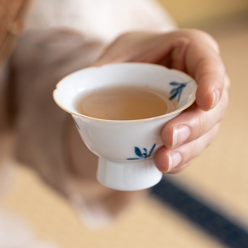 Đồ sứ trắng vẽ tay hoa lan chân cao cánh hoa cốc gốm sứ bộ trà kungfu cốc chủ sở hữu cốc đơn sản phẩm gia dụng cốc trà nhỏ
