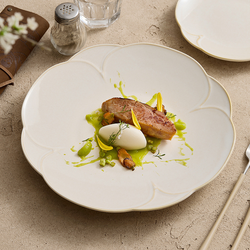 Đĩa phẳng cánh hoa màu be, đĩa gốm, đĩa thức ăn gia dụng, đĩa ăn không quy tắc, đĩa bít tết cao cấp, đĩa ăn Tây