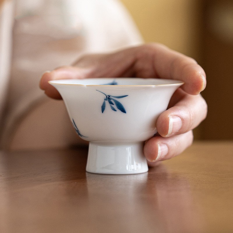 Đồ sứ trắng vẽ tay hoa lan chân cao cánh hoa cốc gốm sứ bộ trà kungfu cốc chủ sở hữu cốc đơn sản phẩm gia dụng cốc trà nhỏ