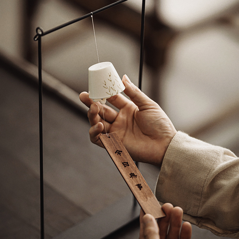 Trang trí đồ trang trí bằng gốm sứ vẽ tay chuông gió sắt rèn giá đỡ không gian trà trang trí không gian trang trí Homestay