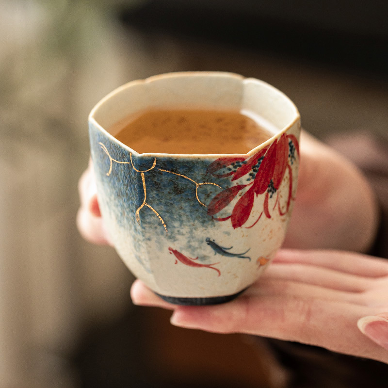 Nhà máy màu xanh và trắng, đá lửa đỏ, cốc chủ cao cấp, vẽ tay vàng, hoa sen, cá koi, cốc trà gốm sứ, cốc trà