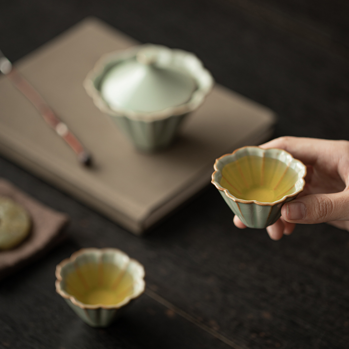 Bộ ấm chén gốm sứ Ru Kiln Petal Hat Quick Cup, dùng được ở nhà, ngoài trời, du lịch, một ấm hai chén, có thể mở nắp