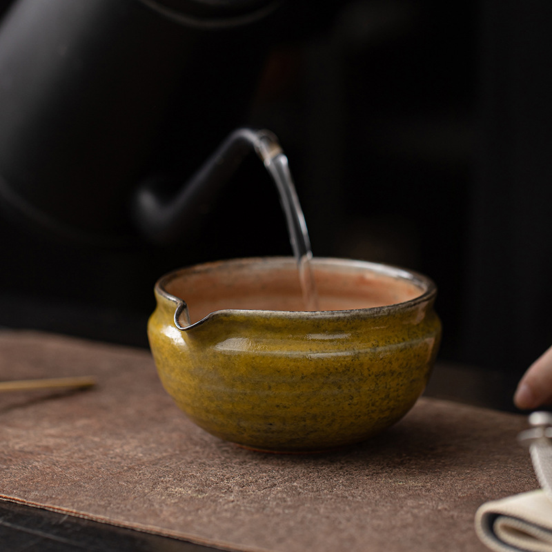 Bộ ấm trà matcha gốm sứ nung 4 món gồm bình, chén matcha, giá đựng chổi đánh trà và phụ kiện pha trà.