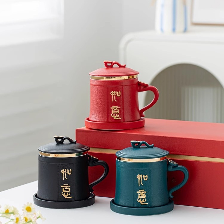 Cốc văn phòng chạm nổi chạm khắc vàng Ruyi Auspicious Cốc gốm sứ thô Cốc pha trà cao cấp có nắp gia dụng