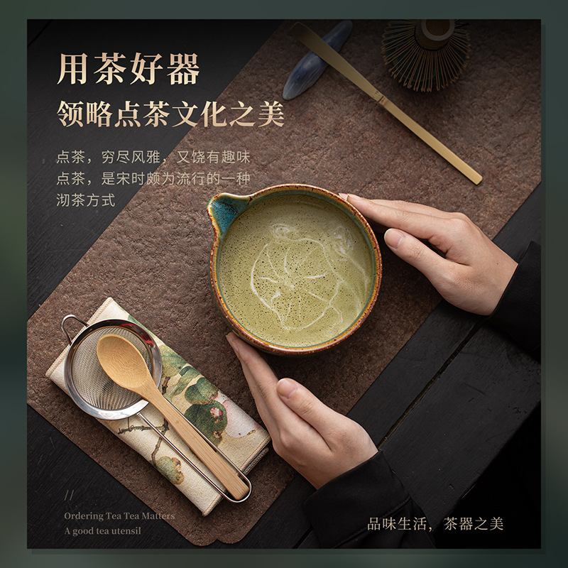 Bộ dụng cụ pha trà matcha gốm sứ 4 món gồm vòi rót chảy, bát matcha kiểu Nhật, giá đỡ chổi đánh trà và giá đỡ.