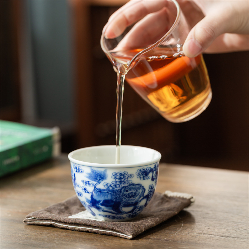 Chủ nhân của Pinming Cốc trà cao cấp Jingdezhen Cốc tay sứ trắng xanh Cốc cá nhân gốm sứ gia dụng Bán buôn cốc ép Xianglong