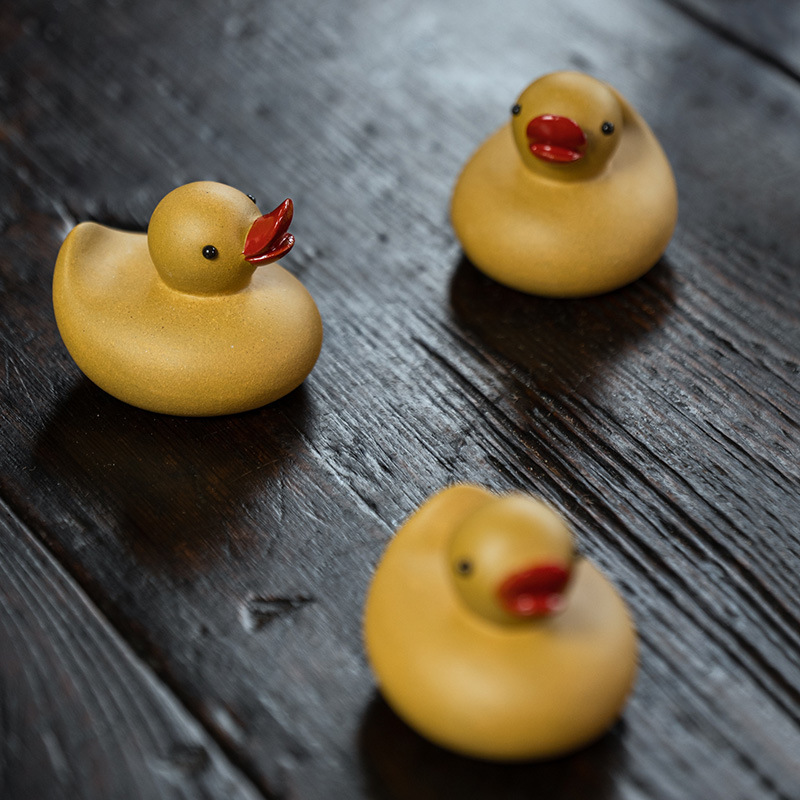 Đồ trang trí thú cưng trà vịt vàng nhỏ bằng đất sét màu tím cát thô Yixing Đồ Thủ công mỹ nghệ chơi trà vịt có thể nuôi động vật sáng tạo