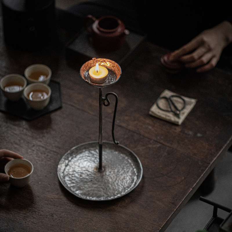 Phòng khách Zen bàn nến sắt nghệ thuật cổ điển bàn đèn dầu rèn tay rèn búa đèn nến bằng gang đồ trang trí phòng trà Homestay