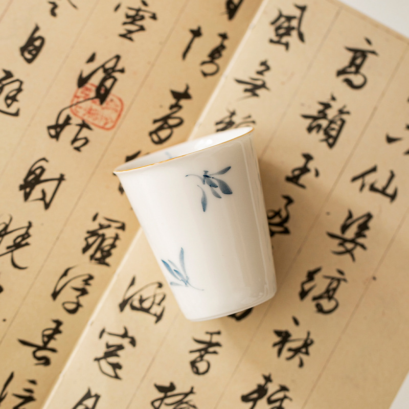 Vẽ tay bướm hoa lan nếm trà cốc chủ nhân tách trà cốc tráng men màu Kung Fu bộ trà gốm sứ cốc đơn sứ trắng cốc thơm