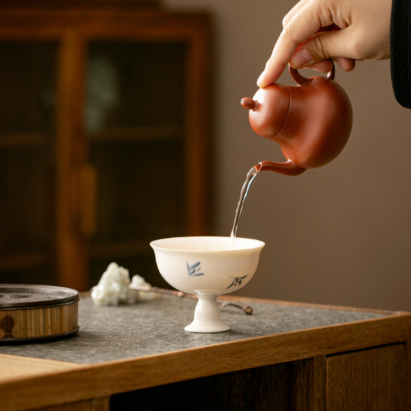 Cốc trà vẽ tay tinh khiết Dehua lan hồ điệp hoa công phu bộ trà chủ cốc đơn sứ trắng sản phẩm gia dụng cốc trà bán buôn