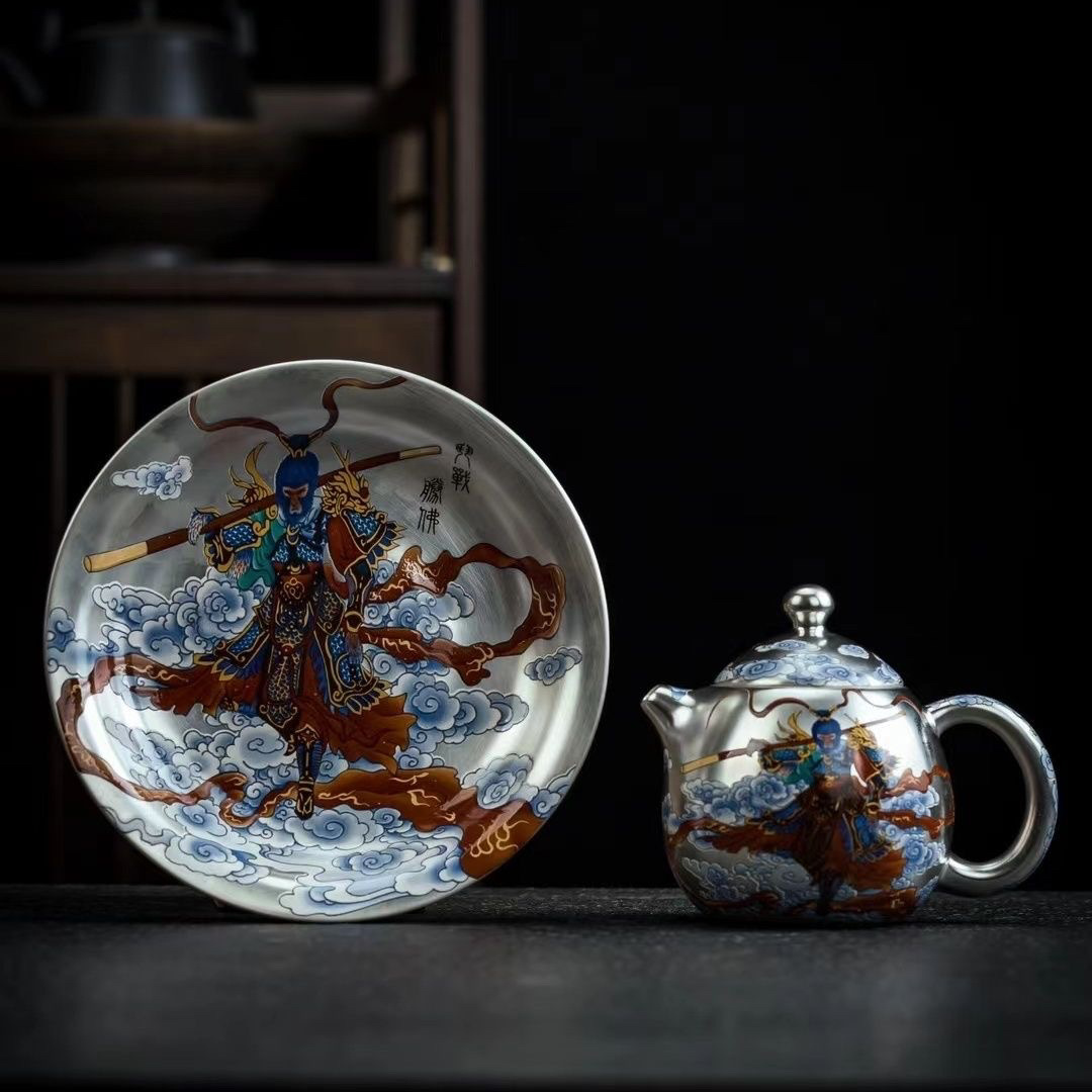 Bộ ấm chén bạc cao cấp Trung Quốc phong cách Kung Fu, gồm 1 ấm và 2 chén, mạ vàng, thương hiệu Chu Hồng Kiệt.