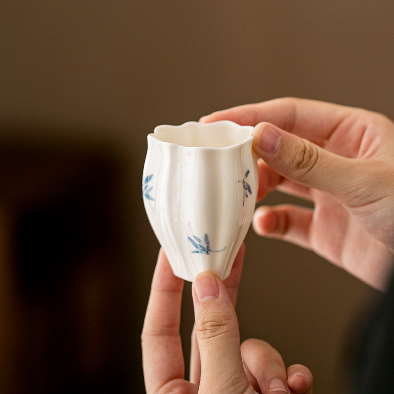 Gốm sứ tinh khiết vẽ tay bướm lan chủ nhân cốc trà sứ trắng cốc trà sứ trắng sáng tạo gia dụng bán buôn cốc trà