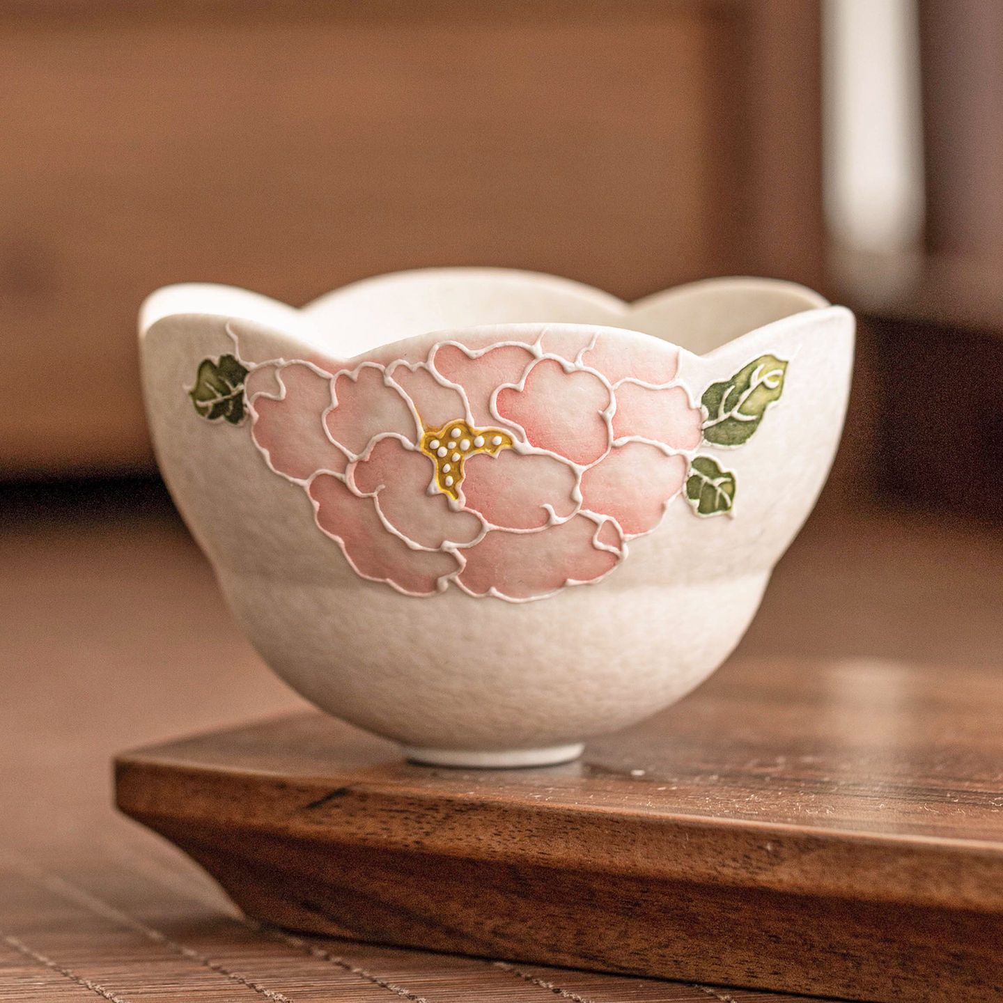 Dụng cụ trà gốm trắng Jisu mỏ đá cốc miệng hoa mẫu đơn chạm khắc cốc trà gia dụng cốc chủ nhân cốc trà