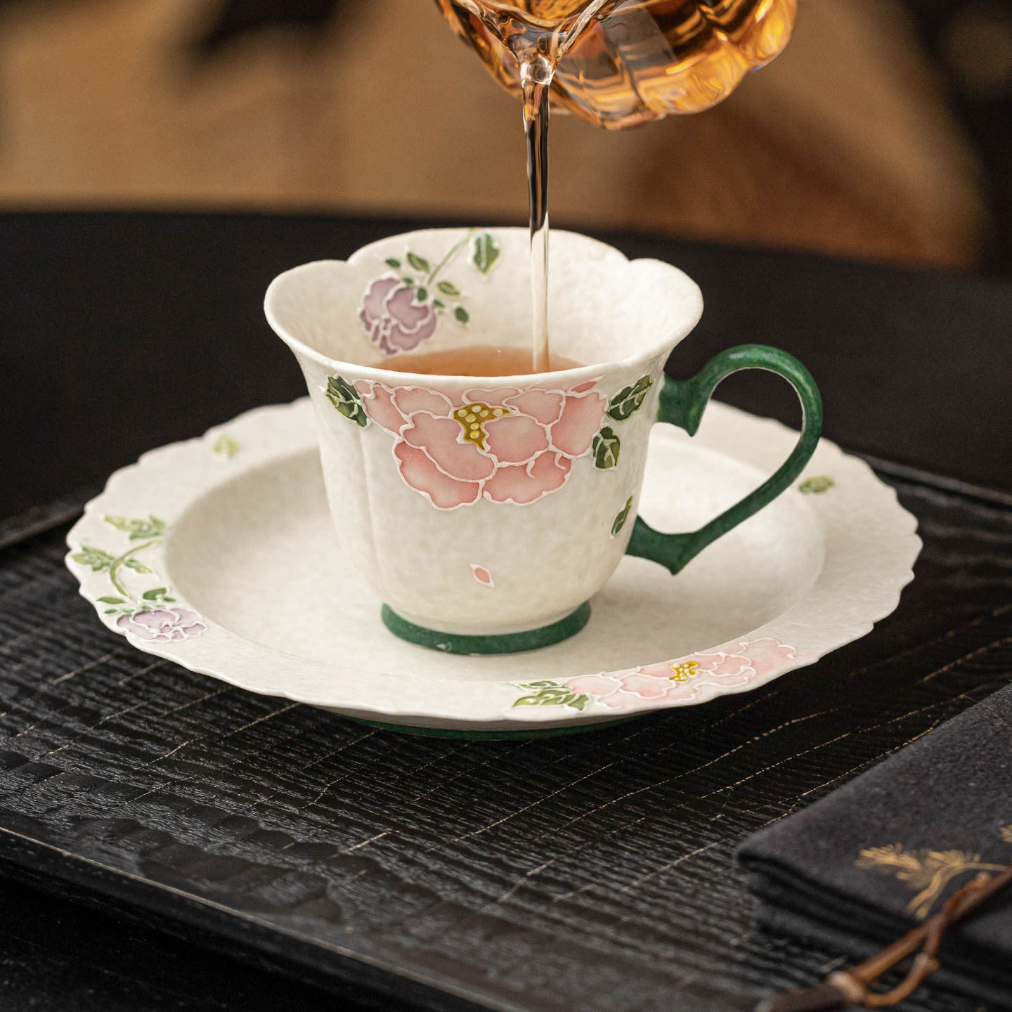 Cốc uống trà màu trắng mỏ đá cực chất cốc trà màu đỏ hoa mẫu đơn chạm khắc cốc trà chiều nữ cao cấp cốc uống nước gốm sứ tinh tế