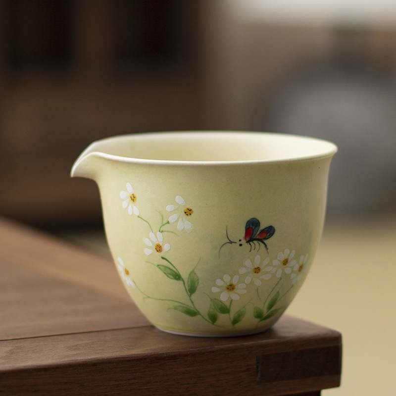Bộ ấm chén trà Kung Fu gốm sứ họa tiết bướm, phong cách tranh sơn dầu hoa cúc vẽ tay, kiểu dáng nhỏ nhắn, tươi mát, dùng trong gia đình.