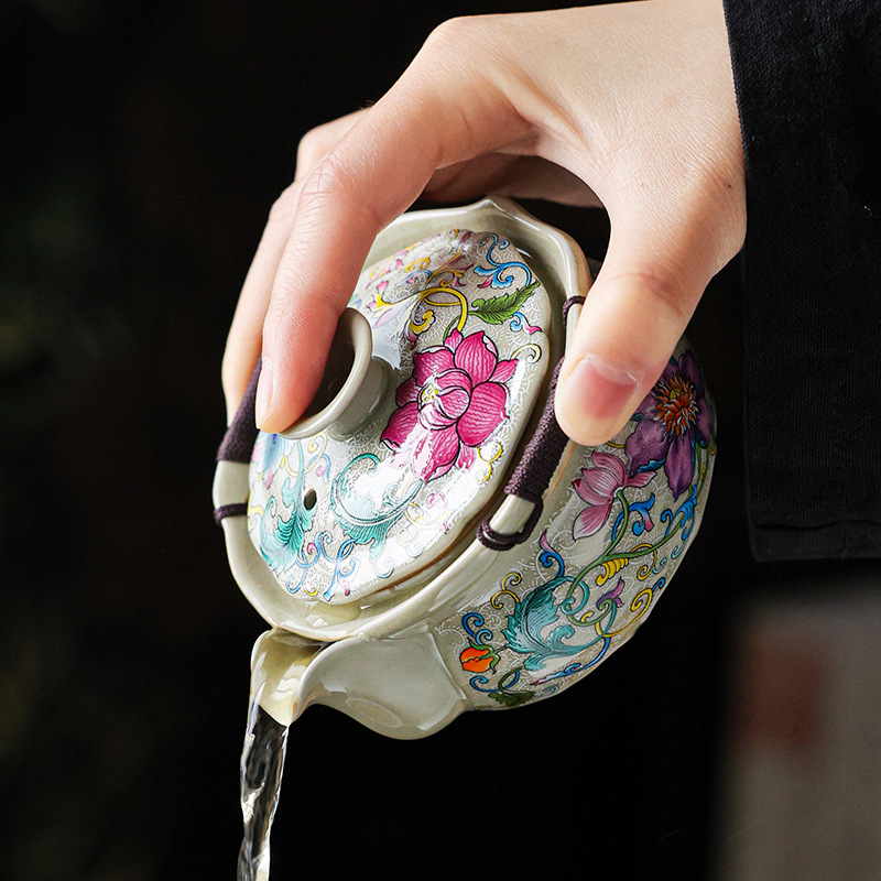 Bộ ấm trà du lịch di động với bình đất sét và hai cốc để cắm trại ngoài trời, cốc uống nhanh cho một người.