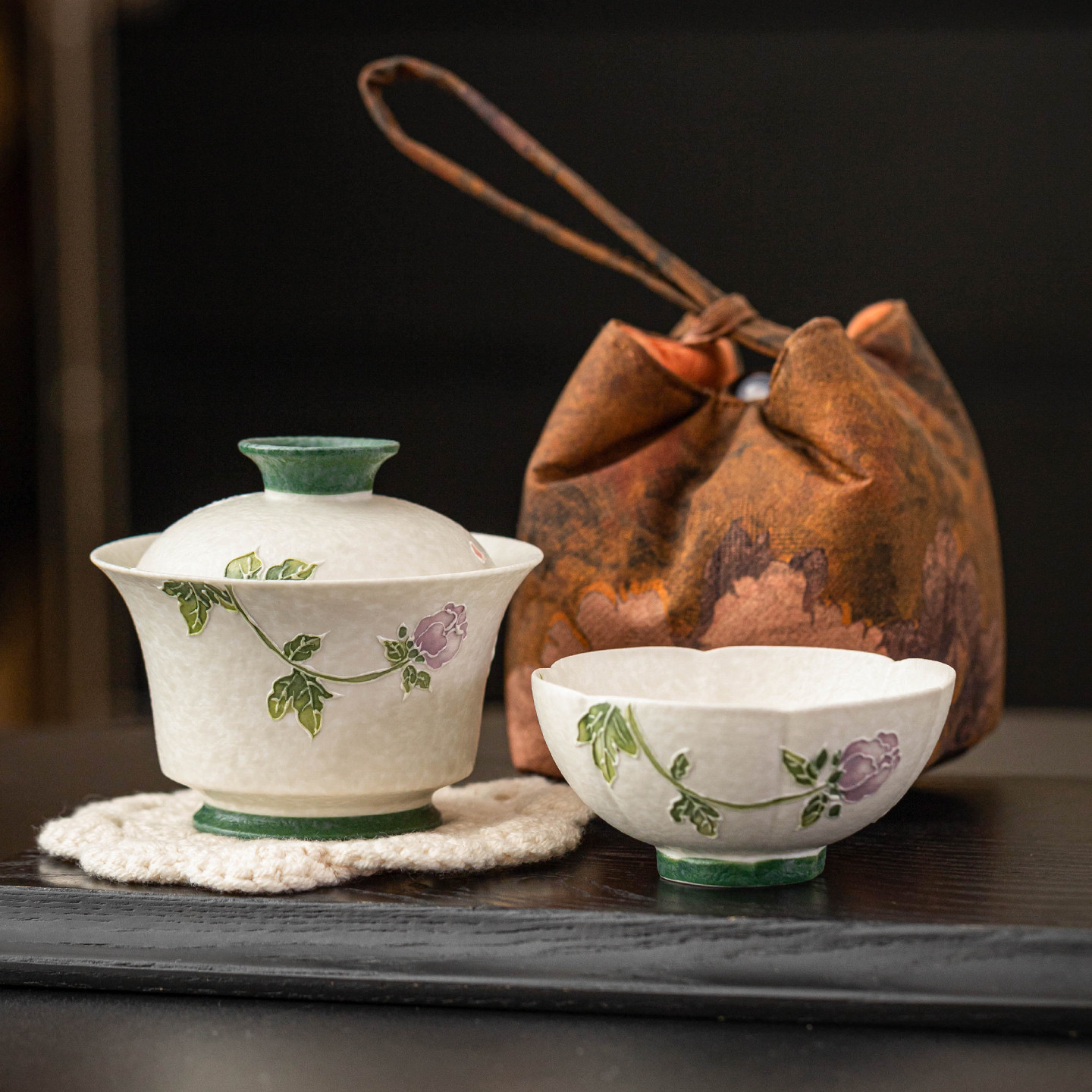 Bộ ấm chén du lịch màu trắng đá khoáng, họa tiết hoa mẫu đơn chạm khắc, gồm chén và ấm có nắp, dùng ngoài trời, một người dùng, di động, chất liệu gốm sứ, kiểu uống nhanh.
