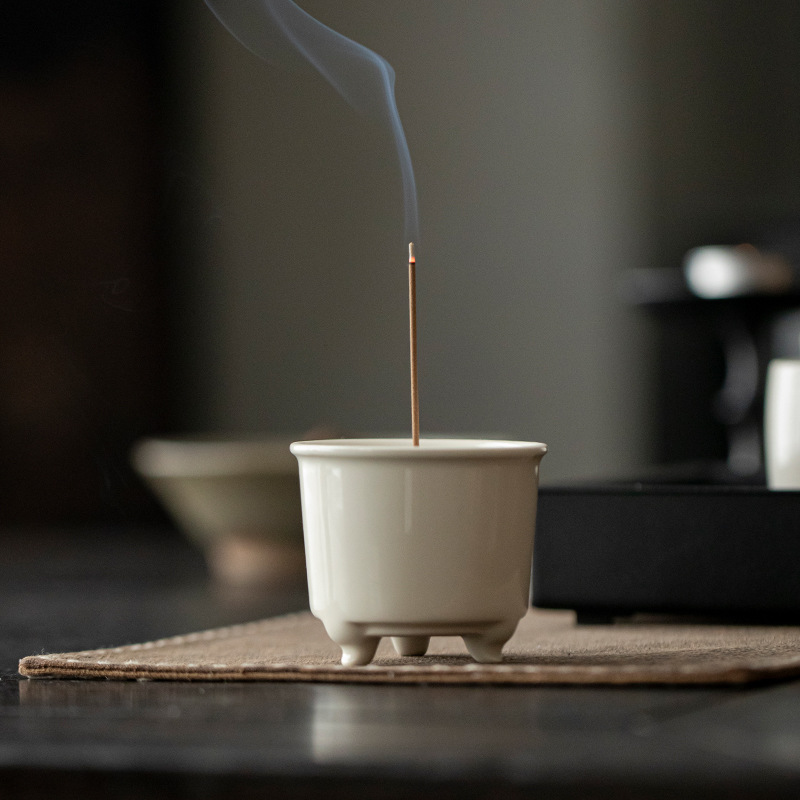 Màu trắng ngà nhỏ lư hương gốm mini hương sáng tạo ba chân lư hương hương con dấu hương liệu đốt cổ