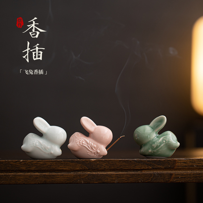 Đồ trang trí bàn trà phòng khách bằng sứ cắm hương thỏ bay đáng yêu