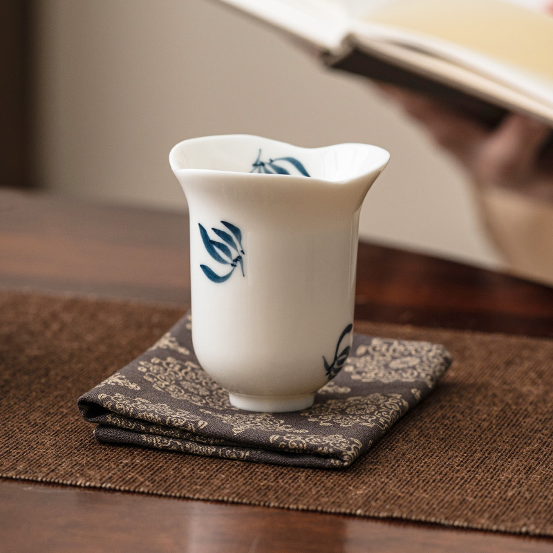 Vẽ tay bướm hoa lan cốc chân nhỏ cốc hương thơm cốc gốm sứ Kung Fu cốc chủ sở hữu cốc Đức Hoa bộ trà sứ trắng cốc trà