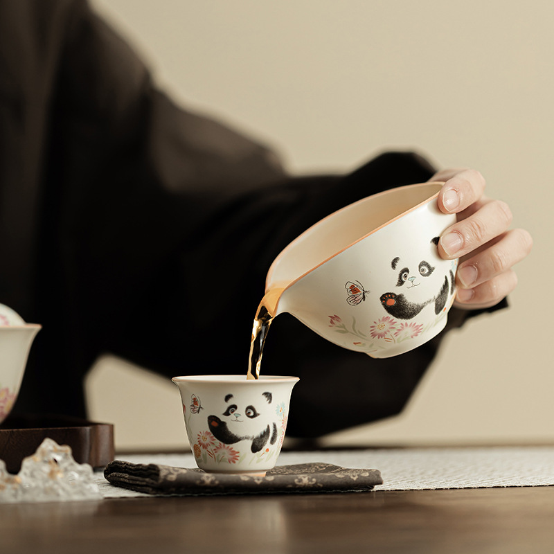 Màu vàng gạo Dingyao gấu trúc chơi bướm phẳng thuyền cốc công cộng gốm sứ Kung Fu bộ trà phụ kiện trà biển cốc chia trà cốc đồng nhất