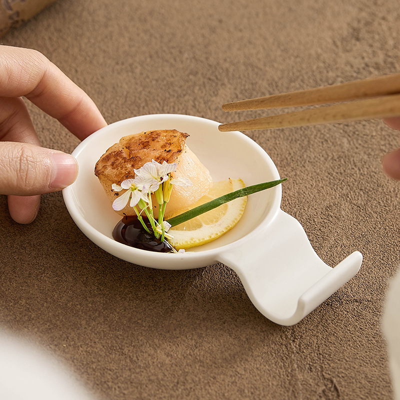 Đĩa nước sốt sứ trắng, đĩa nhỏ, bánh bao gia dụng, đĩa giấm, bàn ăn, nhà hàng, đĩa nhỏ, thìa canh, đũa