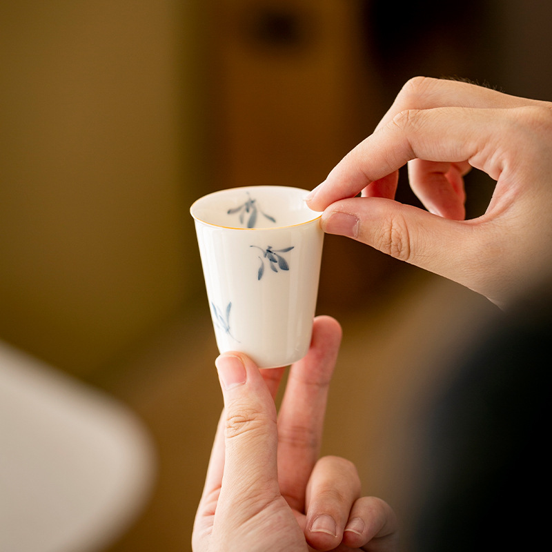Vẽ tay bướm hoa lan nếm trà cốc chủ nhân tách trà cốc tráng men màu Kung Fu bộ trà gốm sứ cốc đơn sứ trắng cốc thơm