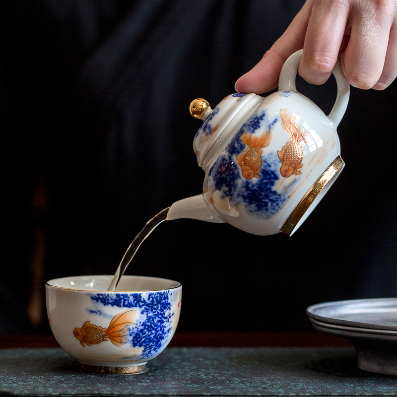 Ấm trà Ruyi bằng gốm sứ phong phú hơn cả ấm trà phong cách Trung Quốc tráng men cá vàng xanh và trắng cổ
