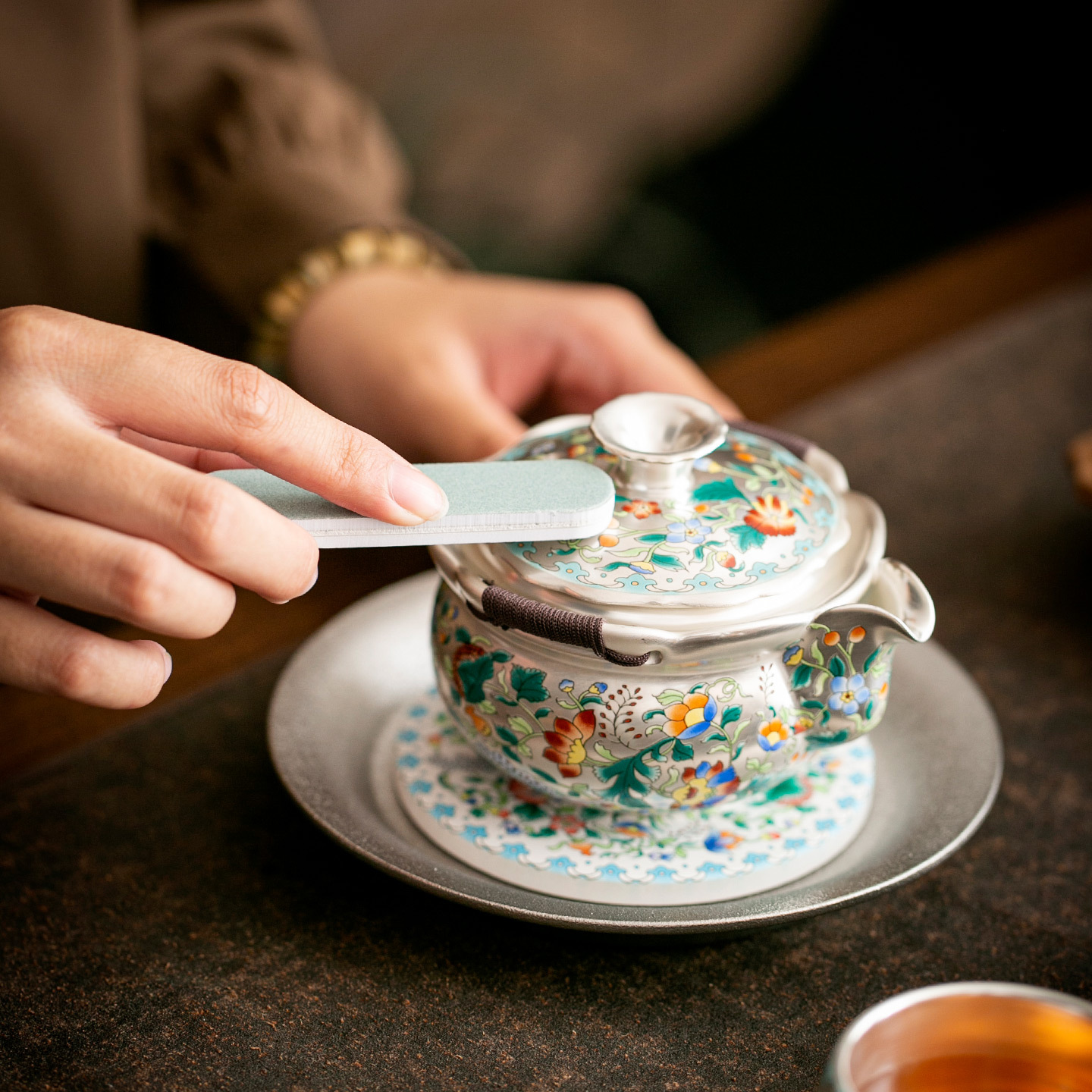 Bộ ấm chén trà Ru kiln bạc mạ vàng cao cấp, sang trọng, tiện dụng cho gia đình, gồm ấm, chén, nắp ấm, hộp quà tặng đầy đủ.