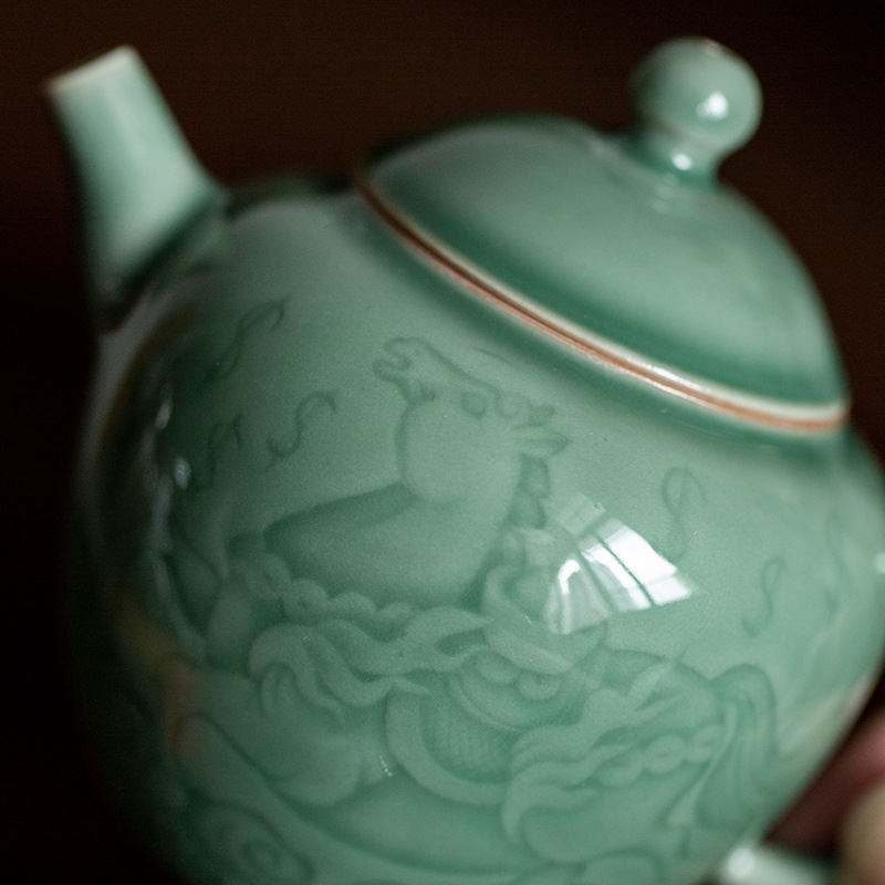 Ấm trà gốm sứ chạm khắc bóng men ngọc sang trọng nhẹ cao cấp ấm trà xanh Pu'er dung tích lớn nhỏ gia dụng ấm đơn Bộ trà Kung Fu