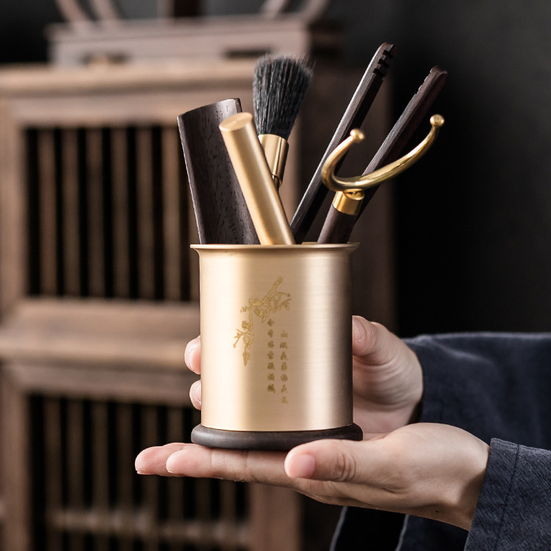 Bộ dụng cụ trà đạo bằng đồng và gỗ gồm sáu món: kẹp trà, muỗng trà, phụ kiện bằng gỗ mun, bộ trà kung fu nghệ thuật pha trà, bút bảo dưỡng ấm trà, phụ kiện trà.