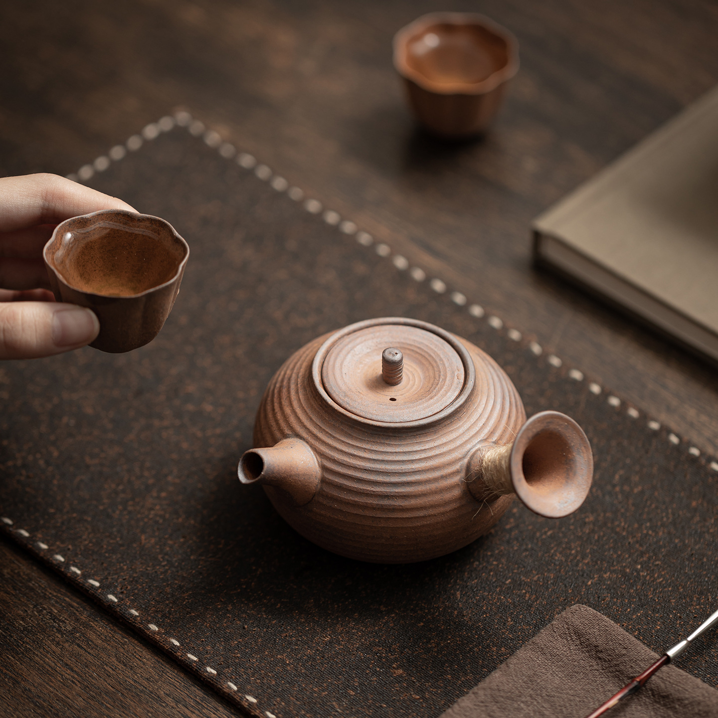 Ấm tay cầm cần râu gấp bằng đất sét đá cũ ấm pha trà gia dụng cổ điển ấm cầm tay chống bỏng bộ trà Kung Fu gốm sứ ấm đơn