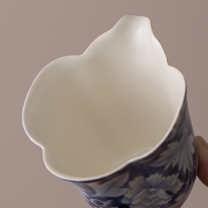 Cốc công bằng gốm sứ màu xanh và trắng Yuan cổ