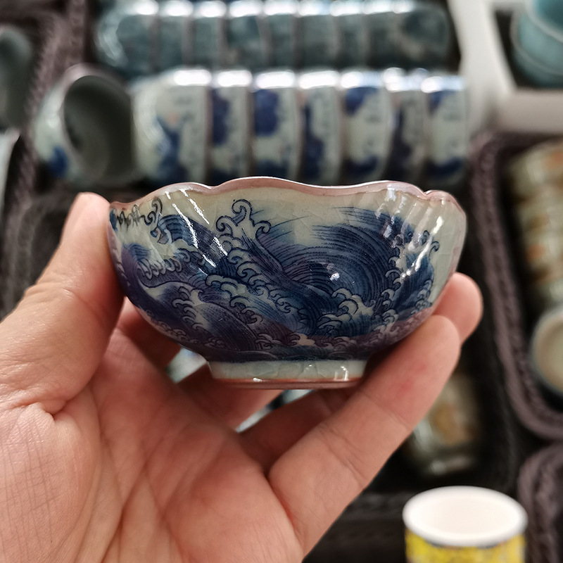 Cốc sứ cổ điển cao cấp họa tiết cá Koi, men xanh trắng, vẽ tay, chất liệu gốm Jingdezhen, kiểu dáng Kungfu.