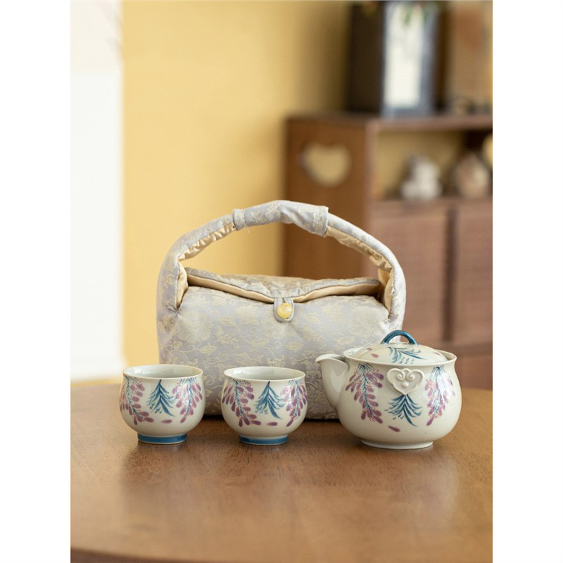 Vẽ tay hoa tử đằng, bụi cây, một bình hai tách trà du lịch, cốc khách nhanh bằng gốm di động, cắm trại ngoài trời, uống trà