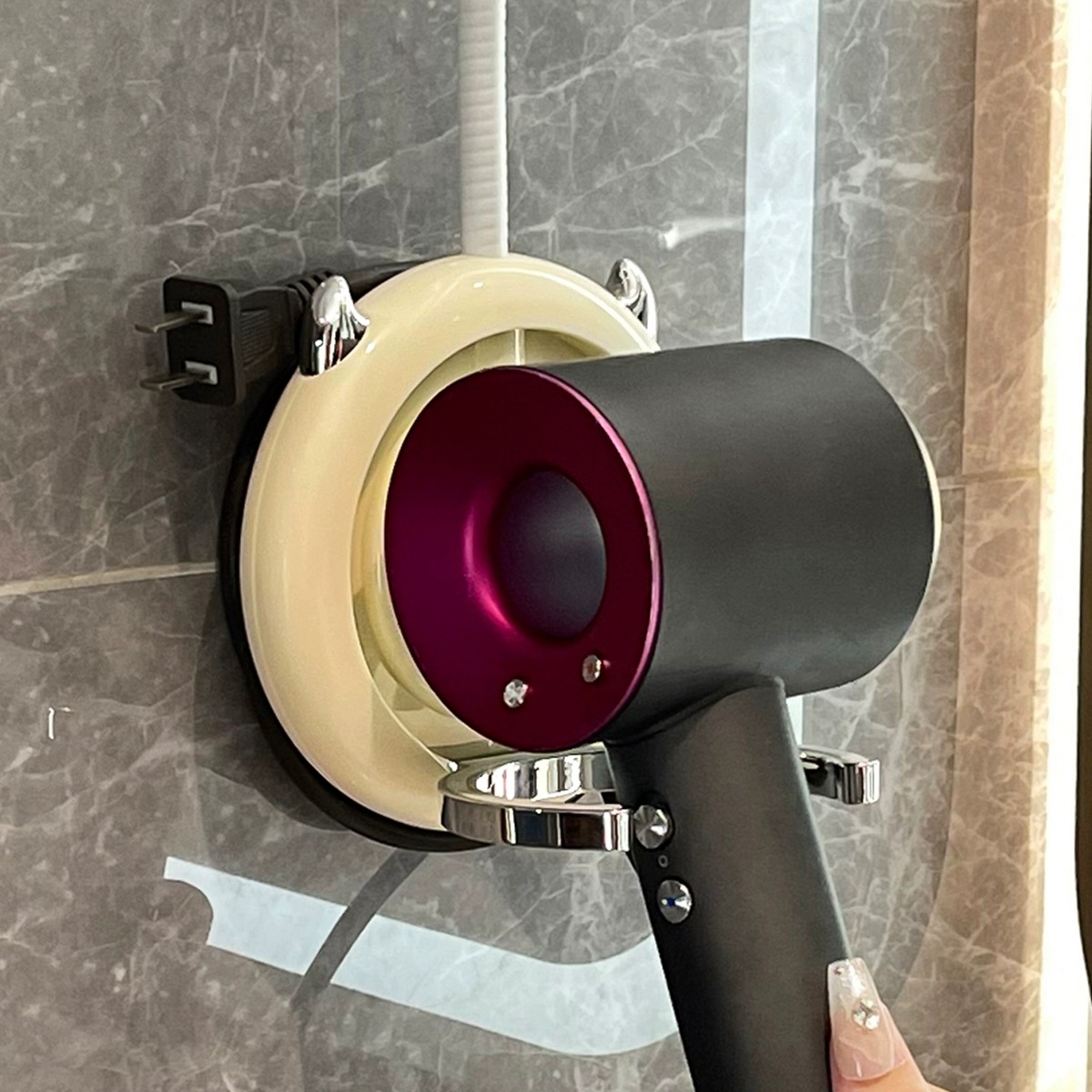 Giá đỡ máy sấy tóc lười treo tường không cần đục lỗ để giải phóng tay không cần cầm tay giá đỡ máy sấy tóc cầm tay