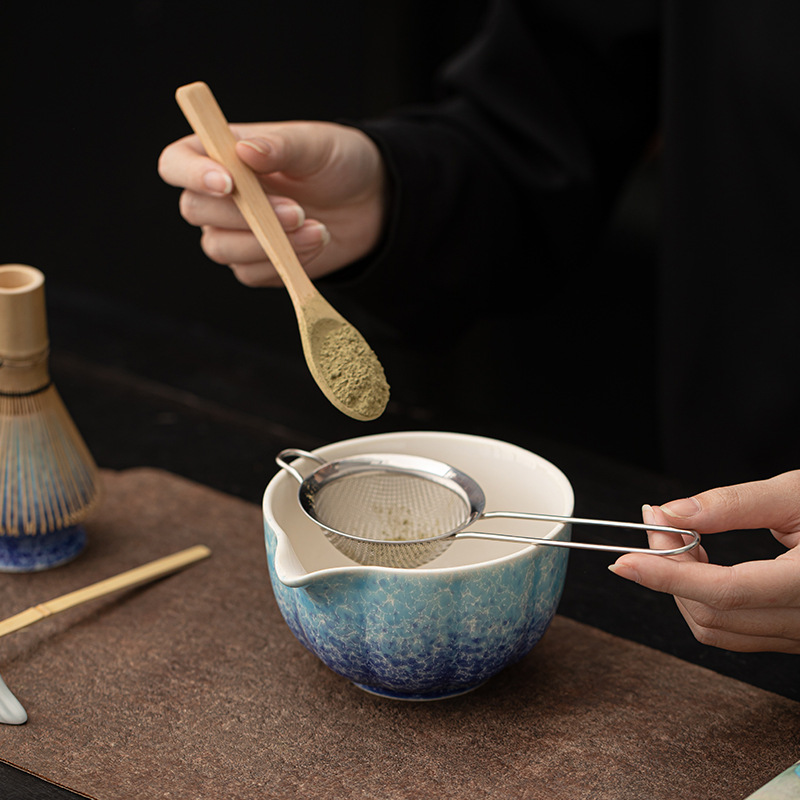 Bộ tám món trà đạo kiểu Nhật với matcha hoa đá nung trong lò, bát trà bằng gốm, dụng cụ đánh trà, phụ kiện lọc trà.