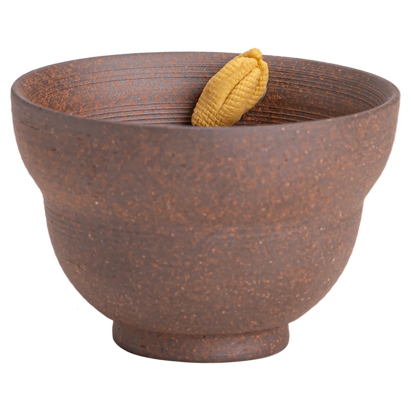 Cốc có mùi thơm từ bùn đá nhào bằng tay