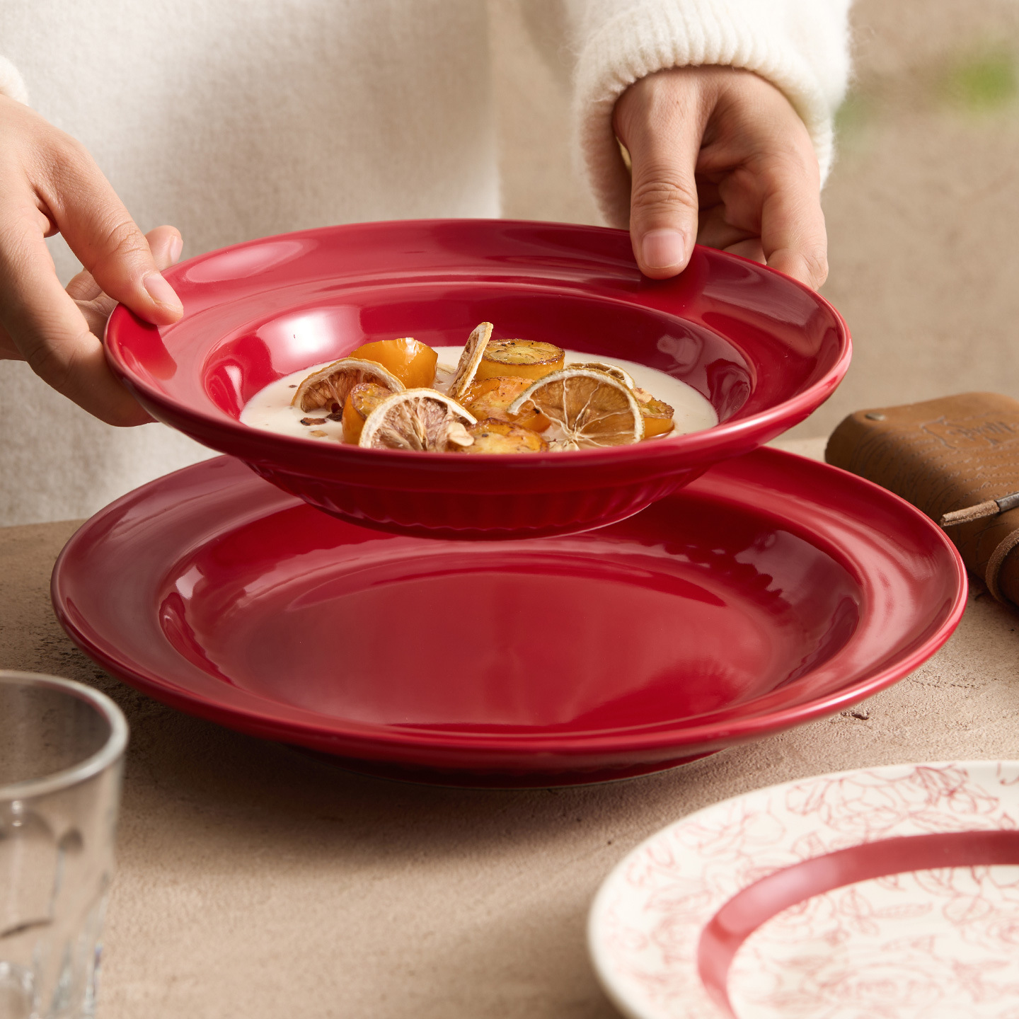 Đĩa sứ tròn nông màu hồng, men màu, dùng trong nhà, khách sạn, cao cấp, kiểu Pháp, đẹp, dùng ăn tối