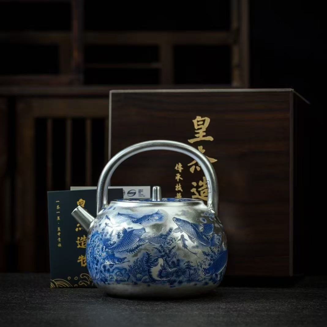 Bộ ấm chén sứ cao cấp mạ bạc, họa tiết sen xanh trắng, kèm bếp điện gốm, quà tặng dành cho người lớn tuổi.