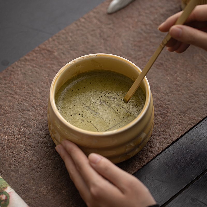 Bộ bốn món gốm sứ trà đạo thời nhà Tống với men nung trong lò, matcha hoa băng, bát trà, máy đánh trà, bàn chải trà và thìa trà.