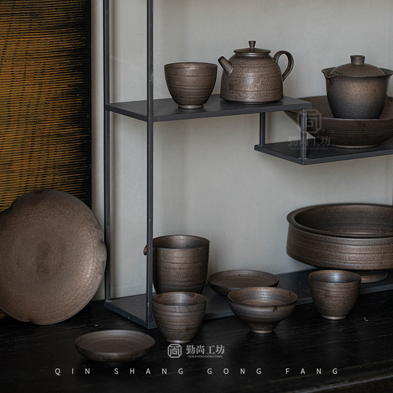 Bộ ấm trà Kung Fu tráng men gỉ mạ vàng thủ công Dòng ấm trà gốm thô Hai cái bát có nắp Một chiếc cốc trà đơn