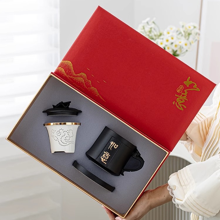 Cốc văn phòng chạm nổi chạm khắc vàng Ruyi Auspicious Cốc gốm sứ thô Cốc pha trà cao cấp có nắp gia dụng